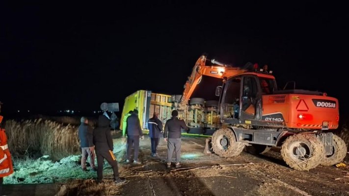 Un TIR încărcat cu 49 de tone de sare de potasiu s-a răsturnat pe DN 22