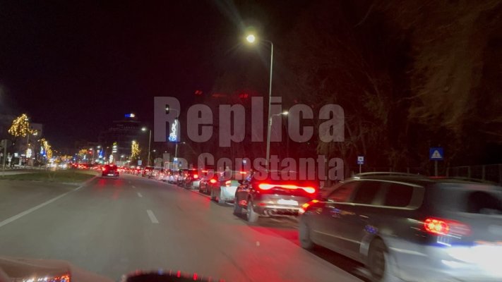 Cozi kilometrice la McDrive. Constănțenii au schimbat sarmalele pe fast-food, imediat după Revelion. Video