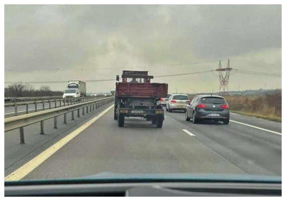 Pericol public pe A2. Un inconștient a fost prins beat la volanul unui tractor neînmatriculat. Nu avea nici permis!