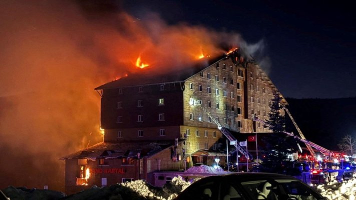 Bilanț tragic, după incendiul care a mistuit un hotel de lux din Turcia. 78 de morți și arestări pe bandă rulantă . Video