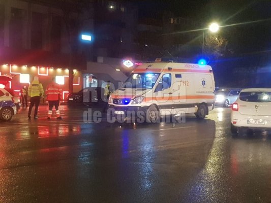 O ambulanță aflată în misiune a lovit un pieton, la Casa de Cultură. Video