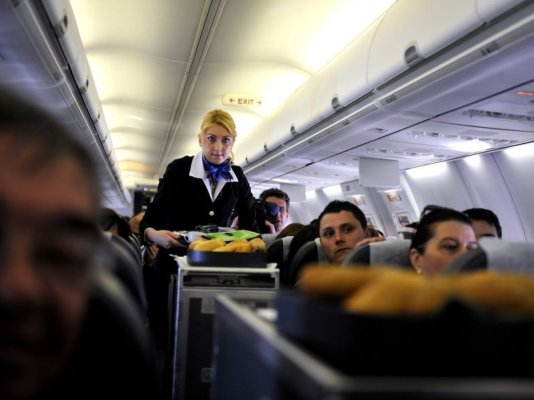Momente de groază la bordul unui avion. Un pasager a murit în timpul zborului 