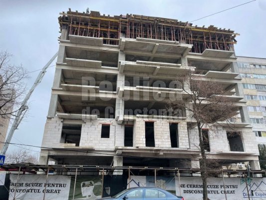 Pericol de accidente! Construcția lui Bela Tănase, din zona Abator, nu este asigurată cu plasă de protecție. Video 