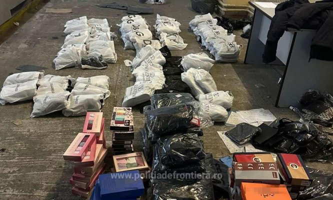 Produse de îmbrăcăminte și încălțăminte contrafăcute descoperite într-un autocar