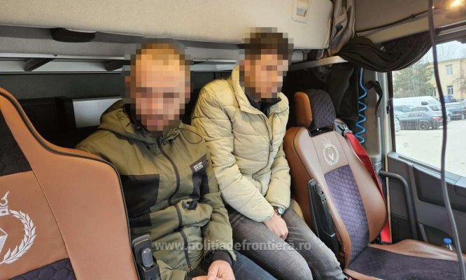 Cetățeni sirieni depistați ascunși în cabina unui camion încărcat cu mandarine 