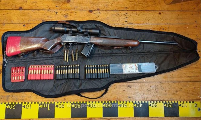Arme, muniţie și țigări descoperite de poliţiştii de frontieră în urma unor percheziţii domiciliare. Video