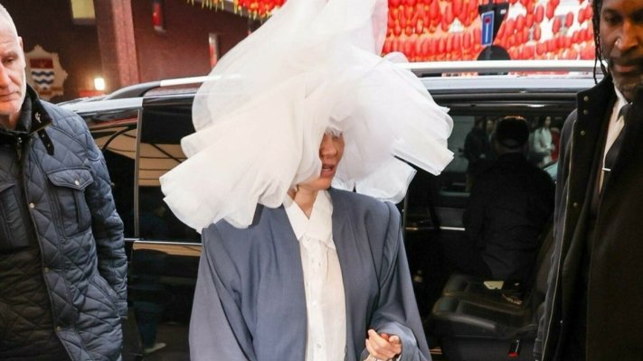 Pamela Anderson, într-o apariție inedită pe străzile din Londra. Accesoriul său nonconformist a atras toate privirile