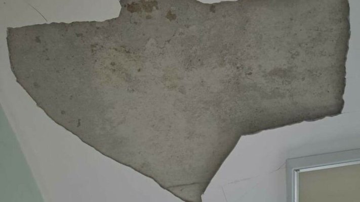 Tavan căzut în Secţia de Boli Infecţioase a Spitalului Judeţean Focşani. În salon erau două persoane, mamă şi copil