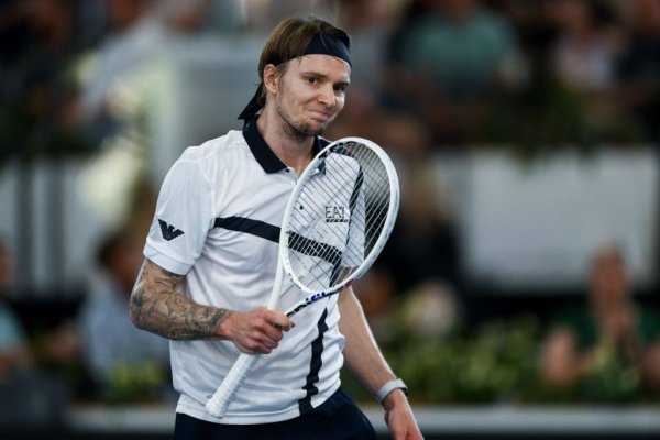 Scenă nemaivăzută în tenis. Ce i-a cerut jucătorul copilului de mingi 