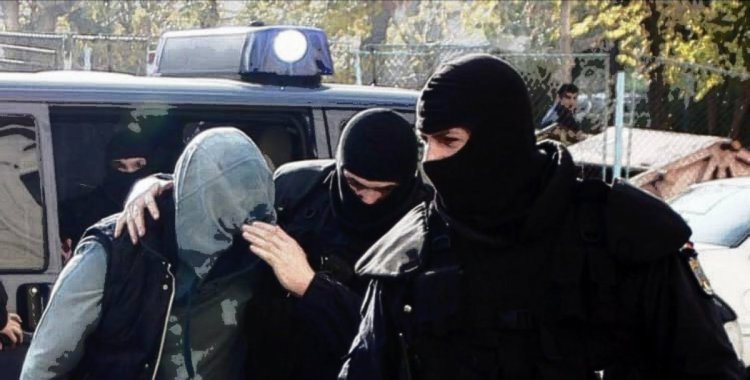 Un bărbat a fost bătut, pe câmp, de doi mascați: unul a fost reținut, altul arestat preventiv!