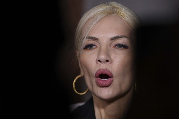 În timp ce păgubiții  NORDIS au rămas cu buza umflată, Laura Vicol își umflă gușa pe Facebook 