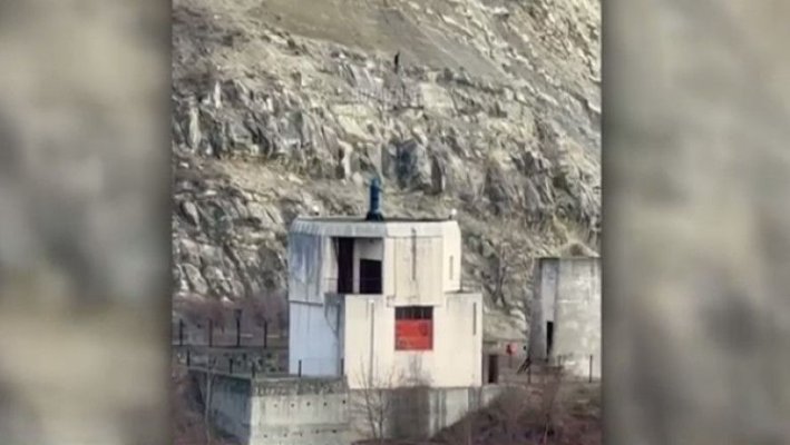 Șoferi în pericol, pe DN 10! Persoane necunoscute dislocă bolovani de pe versanţi și îi rostogolesc pe șosea. Video