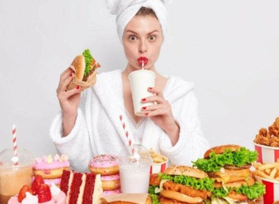 Ce afecțiuni riști dacă ai mâncat prea mult. Simptomele care arată că trebuie să mergi de urgență la medic