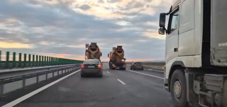 Aroganță pe autostradă: Două betoniere au mers în paralel, forțând soferii să depășească pe banda de urgență. Video