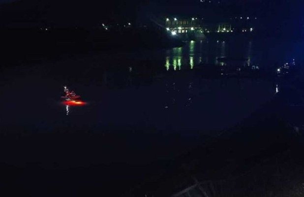 O maşină în care se aflau doi adulţi şi un copil a căzut în râul Olt. În ce stare sunt victimele