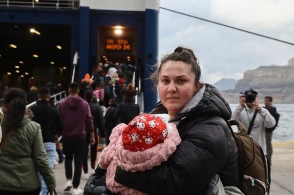 Peste 7.000 de persoane au părăsit insula Santorini din cauza cutremurelor în serie