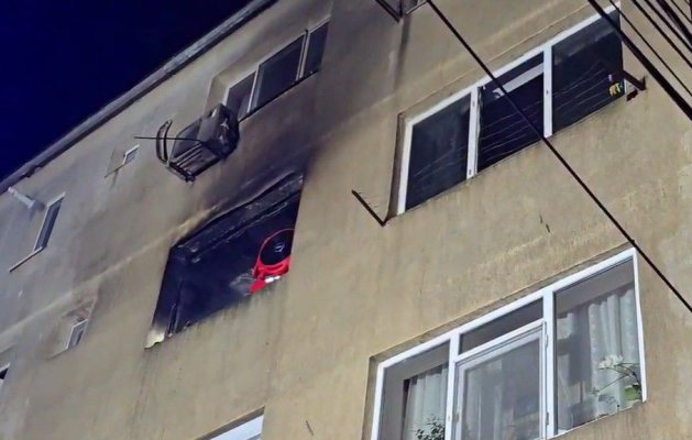 Două persoane au ajuns la spital cu arsuri, după un incendiu izbucnit la un apartament din Mangalia. Video
