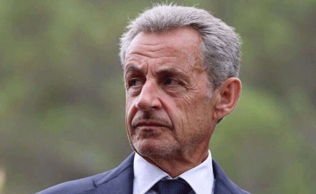 Fostului președinte francez Nicolas Sarkozy i-a fost instalată la gleznă o brăţară electronică de monitorizare
