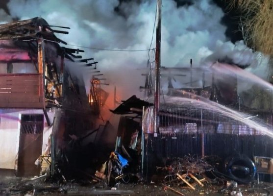 Alertă! Un pompier și doi jandarmi, răniți de explozia unei butelii. Interveneau la un incendiu de amploare. Video