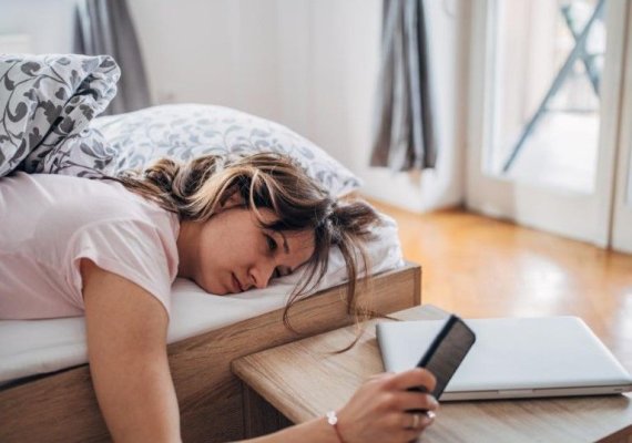 De ce nu e bine să ne verificăm telefonul imediat după trezire. Acest obicei are efecte nocive