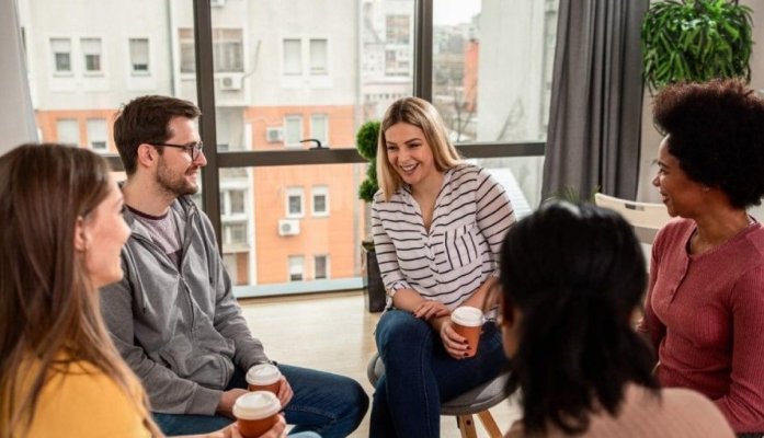 Studiu: Socializarea ajută la menținerea sănătății creierului și poate întârzia apariției demenței cu cinci ani