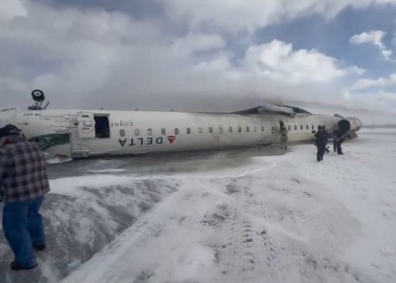 Un avion s-a răsturnat, după ce a avut probleme la aterizare, pe aeroportul din Toronto. Video