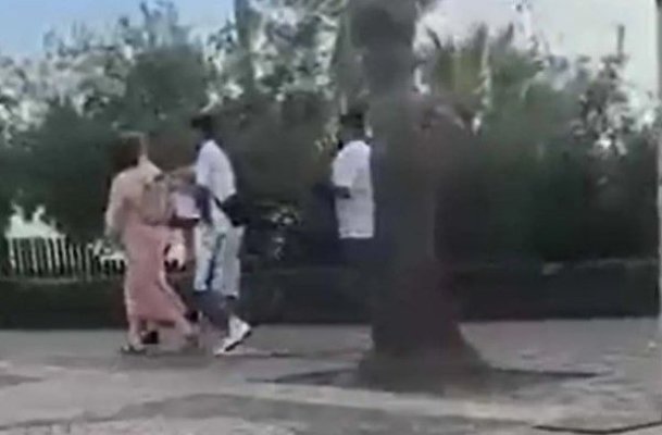 O polițistă româncă, aflată în vacanță în Tenerife, a pus la pământ doi hoți care au încercat să fure un portofel. Video