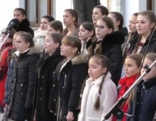 Ca-n „Epoca de Aur“! Copii ținuți 4 ore în ger, pentru a onora vizita ministrului Culturii, Natalia Intotero