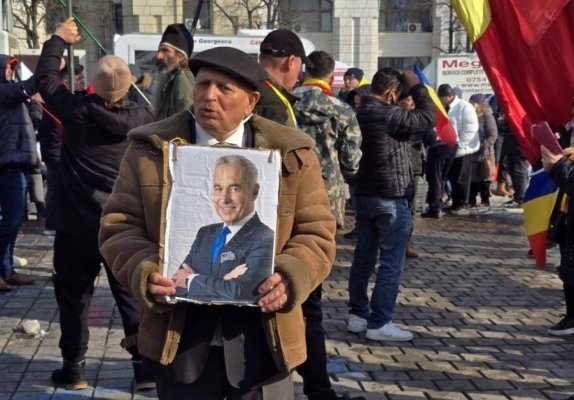 Călin Georgescu a ajuns la protest în cârje: „Un semnal o să vină curând din partea președintelui Trump“. Video