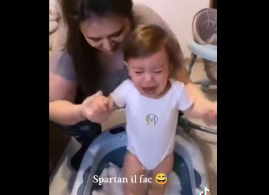 Provocare pe TikTok: Doi părinți își pun bebelușul dezbrăcat într-o cadă cu zăpadă. „Spartan îl fac“. Video