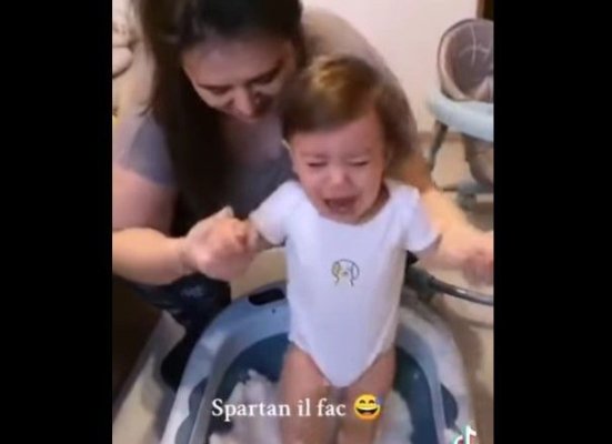 Mama care și-a pus bebelușul într-o cadă plină cu zăpadă, pentru o provocare pe TikTok, e acum cercetată