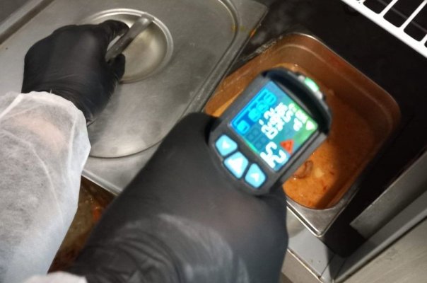 Descinderi ale inspectorilor ANPC la un restaurant, după ce trei familii cu copii au ajuns de urgență la spital