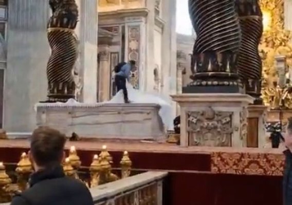 Un român a distrus un altar și câteva candelabre, în Bazilica Sfântul Petru din Vatican. Video