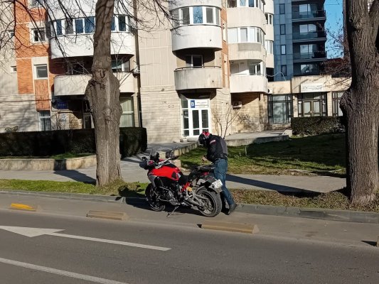 Motociclist, acroșat pe bulevardul Mamaia de o șoferiță grăbită