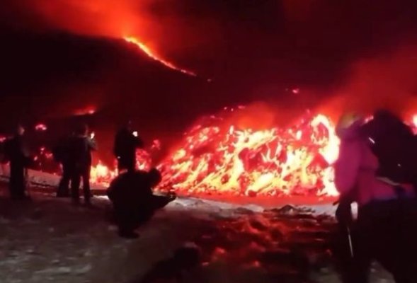 Mii de turiști inconștienți schiază pe lângă lava vulcanului Etna, care este din nou activ. Video