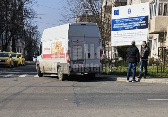 Un șofer distribuitor livra pâine pe trecerea de pietoni!? Video