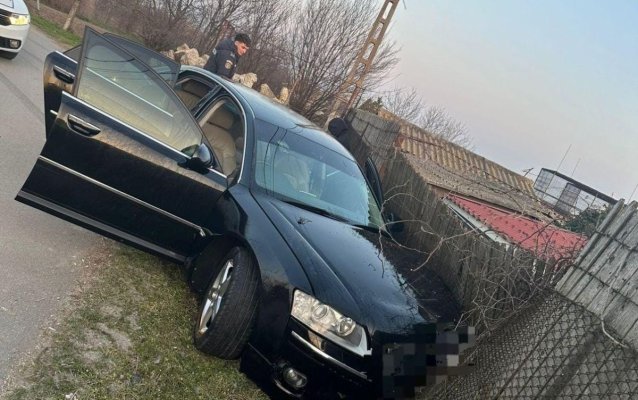 Un tânăr a încercat să fugă de polițiști și a intrat cu mașina în gard, la Nicolae Bălcescu