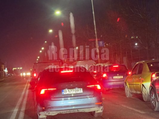 Atenţie, şoferi! Trafic îngreunat, pe varianta oraşului, din cauza unei betoniere care a rămas în pană. Video