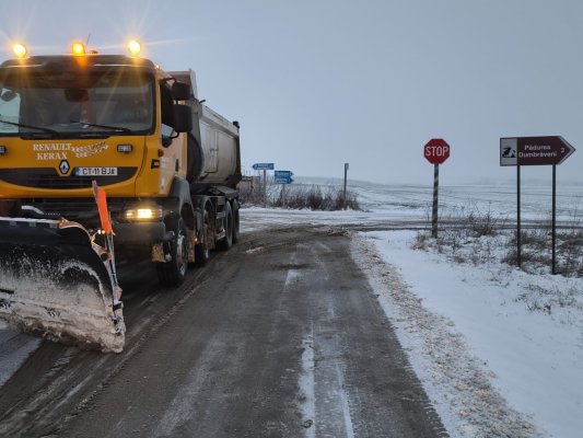Prima zăpadă a scos utilajele de deszăpezire pe drumurile județene. Video