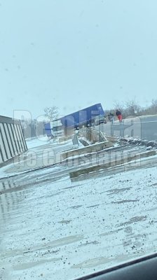 Circulație blocată pe drumul județean 228 din cauza unui camion ieșit în afara părții carosabile