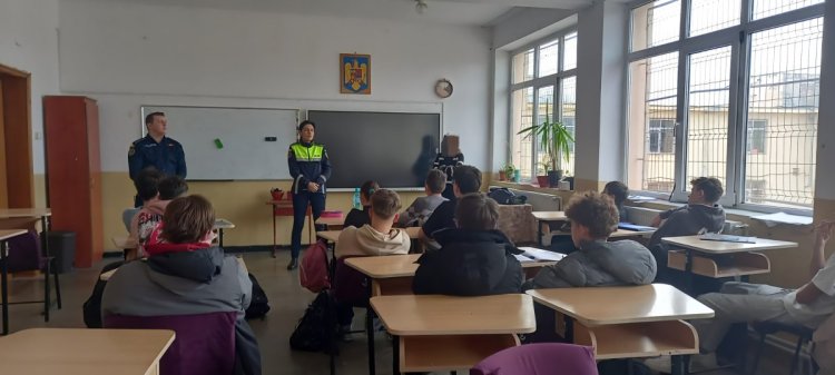 Polițiștii trag un semnal de alarmă: Paracetamol Challenge, un pericol pentru minori!