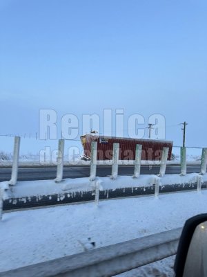 TIR scos în afara carosabilului, pe Autostradă