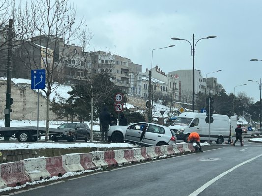 Un tânăr de 19 ani, fără permis, a intrat cu mașina într-un stâlp de pe strada Termele Romane