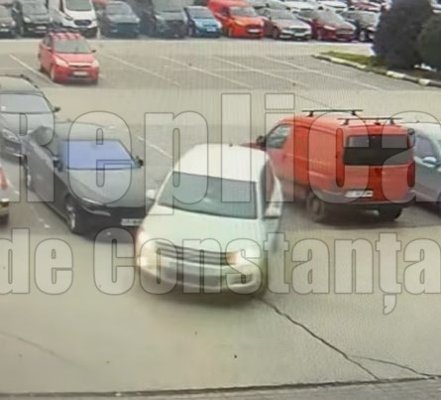 Imagini cu momentul în care o șoferiță lovește o mașină, în parcare, și fuge de la locul accidentului. Video
