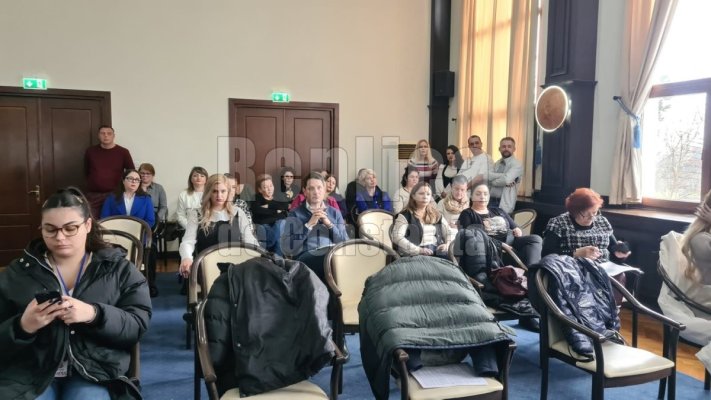 Funcționarii concediați din Consiliul Județean, către Mitroi: Noi suntem dați afară, dar ați adus alții prin transfer! Video