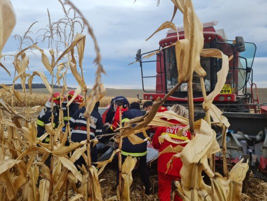 Accident tragic! Un bărbat a murit după ce i-au fost prinse picioarele într-o combină agricolă
