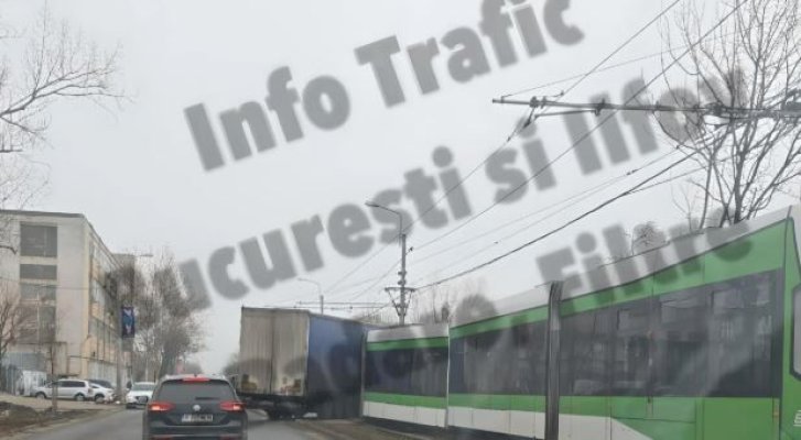 Un TIR a izbit un Imperio de pe linia 25, tramvaiul a sărit de pe șine. Accidentul, lângă depoul Militari