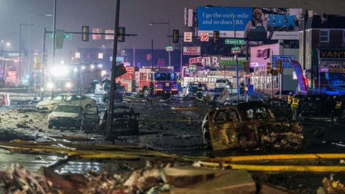 Un avion medical cu șase persoane la bord s-a prăbuşit lângă un mall din Philadelphia. Video