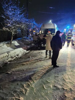 Accident extrem de grav: 2 microbuze și un TIR, coliziune frontală. 24 de oameni se aflau în mașini