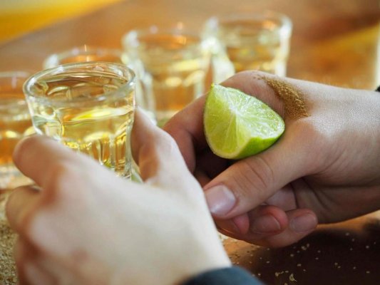 Călătoria fascinantă a băuturilor rafinate: tequila și coniac